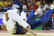El judoca español Sugoi Uriarte (de azul) compite con el azerbayano Nijat Shikhalizada.-AFP / JACK GUEZ
