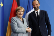 Merkel (izquierda) y el primer ministro francés, Edouard Philippe, durante su encuentro en Berlín, el 15 de septiembre.-EFE / FELIPE TRUEBA