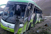El autobus que circulaba por una carretera de la provincia argentina de Mendoza oeste con destino a Chile.-EFE