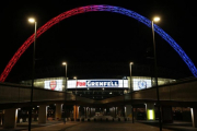 El estadio de Wembley, con los colores de Arsenal y Chelsea y una inscripción en recuerdo de las víctimas del incendio de la Grenfell Tower.-EL PERIÓDICO