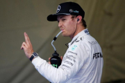 Nico Rosberg, relajado tras conseguir la pole en el Gran Premio de Japón.-REUTERS / TORU HANAI