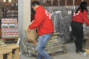 Varios trabajadores de Cruz Roja organizan los alimentos que se distribuirán entre las familias más necesitadas. / REPORTAJE GRÁFICO: VALENTÍN GUISANDE-