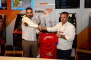 El director de marketing de Kirolbet, Beñardo Elorz, y el vicepresidente del Numancia, Eduardo Rubio, durante la firma del convenio.-ÁLVARO MARTÍNEZ