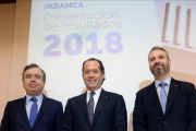 El presidente de Abanca Juan Carlos Escotet acompañado del consejero delegado Francisco Botas y del director general financiero de la entidad Alberto de Francisco.-EFE/ XOAN REY