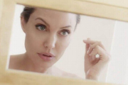 La actriz muestra su imagen más sensual en la primera campaña publicitaria que hace tras su divorcio.-GUERLAIN