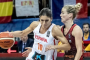 Marta Xargay penetras en la zona ante la belga Kim Mestdagh.-EFE / MARTIN DIVISEK