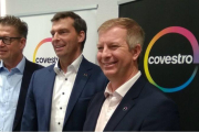 El máximo responsable tecnológico de Covestro, Klaus Schäfer, el consejero delegado, Markus Steilemann, y el director general en España, Andrea Firenze.-EL PERIÓDICO