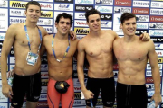 El equipo español de relevo 4x200m libres masculinos en la zona mixta tras conseguir la clasificación a los Juegos Olímpicos Río 2016 en Kazán-EFE