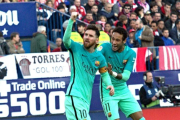 Messi, felicitado por Neymar, celebra el gol que dio el triunfo al Barcelona en el Calderón.-DAVID CASTRO