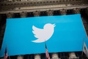 El logo de Twitter desplegado en la fachada de la Bolsa de Nueva York.-