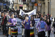 La manifestación reivindicativa del Día Internacional de la Mujer recorrió el centro de la ciudad y terminó frente a las puertas de la Subdelegación. / REPORTAJE GRÁFICO DE DIEGO MAYOR-