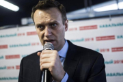 Navalni interviene durante la inauguración de su oficina de campaña en Chelyabinsk, en los Urales (Rusia), el 15 de abril.-AP / EVGENY FELDMAN