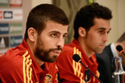 Pique y Arbeloa en una rueda de prensa con la selección española-AGENCIAS