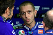 Valentino Rossi conversa con su telemétrico en Motorland (Aragón).-AFP / JAVIER SORIANO