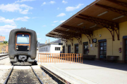Tren que cubre la línea entre Soria y Madrid.-