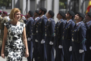 La titular de Defensa, María Dolores de Cospedal, el pasado julio, pasa revista durante un acto para celebrar el 40º aniversario de la creación del ministerio. /-J. J. GUILLÉN