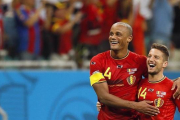 Los jugadores belgas Vicent Kompany y Dries Mertens celebran una victoria en el Mundial de Brasil.-EFE / YURI KOCHETKOV