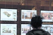 Oferta de pisos en venta y alquiler en una inmobiliaria.-RICARD CUGAT