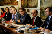 Roberto Bermúdez de Castro (en el centro de la foto, con un bolígrafo en la mano), en la reunión que convocó el 28 de octubre con los secretarios de Estado del Gobierno central, para organizar el despliegue del 155.-JUAN MANUEL PRATS