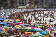 Veraneantes en la playa de Benidorm, en Alicante, el pasado agosto.-MIGUEL LORENZO