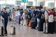 Colas esperando para llegar al mostrador de check in de Vueling el verano del 2016.-