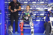 Jorge Lorenzo se prepara en su 'box' de Le Mans para el último entrenamiento, este sábado.-E,ILIO PÉREZ DE ROZAS