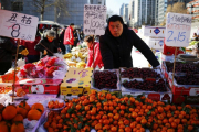 Un vendedor de fruta en un mercado de Pekín.-WU HONG / EFE