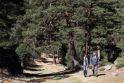 La consejera de Cultura y Turismo, Josefa García, visita las obras de acondicionamiento, consolidación y promoción de la Calzada Romana de Fuentefría. En la imagen, junto con el director de la Red Centro-Sur de Abertis Autopistas, Ignacio Arbilla Sampol-Ical
