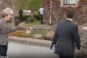 May intentando sin éxito repartir panfletos en Escocia.-