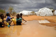 Unos niños en el campo de refugiados de Dadaab.-AFP / TONY KARUMBA