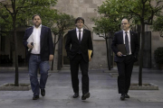 Carles Puigdemont, Oriol Junqueras y Jordi Turull antes de la reunion de Govern de hoy.-JOAN CORTADELLAS
