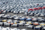 Automóviles estacionados en un aparcamiento antes de ser embarcados.-EPA