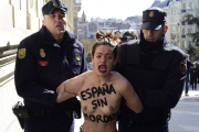 Protesta de las Femen ante el Congreso de los Diputados.-Foto: AFP