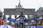 Kenenisa Bekele cruza la meta del Maratón de Berlín.-REUTERS / FABRIZIO BENSCH