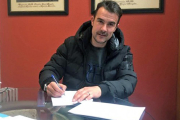 López Garai firmaba ayer en la sede del club su renovación como entrenador del Numancia.-Web Numancia