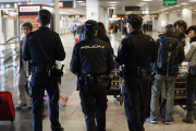 Agentes de la Policía Nacional patrullan en la terminal 1 del aeropuerto de Madrid-Barajas, la semana pasada.-EFE