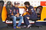 Marc Márquez, a la izquierda, dialoga con su técnico Santi Hernández-