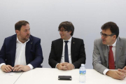 Oriol Junqueras, Carles Puigdemont y el secretario de Hisenda, Lluís Salvadó, este lunes.-ALBERT BERTRAN