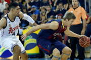 El ala pivot estadounidense del Barcelona Justin Doellman (d), intenta superar al pivot mexicano del Real Madrid, Gustavo Ayón (i) durante el tercer partido de la final de la Liga ACB de baloncesto que se disputó en el Palau Blaugrana de Barcelona-Foto: EFE