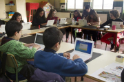 Alumnos del colegio rural agrupado de Burganes de Valverde de Zamora usan solo ordenadores para seguir sus clases-M. DENEIVA