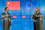 El ministro de Exteriores chino, Wang Yi, y la jefa de la diplomacia europea, Federica Mogherini, tras participar en la reunión estratégica de alto nivel UE-China este lunes 18-3-2019 en Bruselas.-EFE / OLIVIER HOSLET