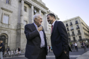 Maragall y Bosch, este jueves en la plaza de Sant Jaume.-JOAN CORTADELLAS