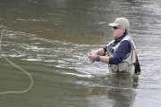 Un pescador dentro del río. HDS