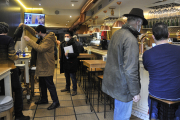 Actividad en el interior de un bar de Soria.-VG