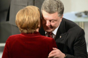 La cancillera Angela Merkel y el presidente de Ucrania, Petro Poroshenko, se saludan en Múnich.-Foto: THOMAS KIENZLE / AFP