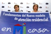 La consejera de Familia e Igualdad de Oportunidades, Alicia García, y la presidenta de la Fundación Pilares, Pilar Rodríguez-ICAL