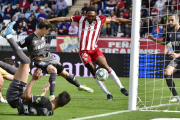 Momento en el que Guillermo anota el gol que fue anulado a instancias del VAR por fuera de juego del delantero numantino.-Área 11