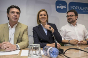 El exministro de Industria, Energía y Turismo José Manuel Soria, la secretaria general del PP, María Dolores de Cospedal, y el nuevo presidente del PP de Canarias, Asier Antona, durante un Comité Ejecutivo Regional.-EFE/Ángel Medina G.