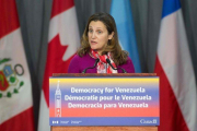 La ministra canadiense de Exteriores, Chrystia Freeland, anuncia la situación se embajada en Venezuela.-AFP