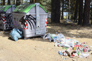 Restos de basura como consecuencia de la acampada ilegal en Pinar Grande. / VALENTÍN GUISANDE-